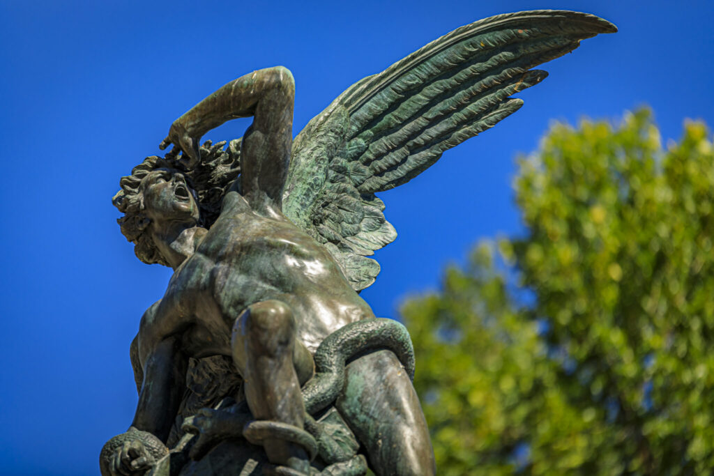 Estatua del ángel caído en Madrid, Gavirentals